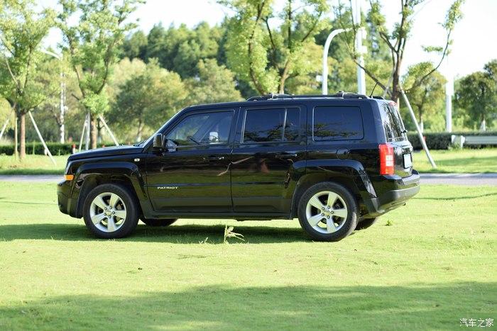 越看越喜欢的吉普自由客2015款黑客24l运动版靓照