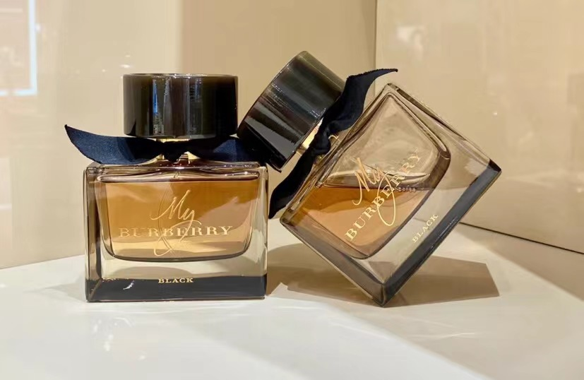 莲果,绿叶,栀子花● 尾调:广藿香,大马革士玫瑰,千叶玫瑰,皮革,紫罗兰