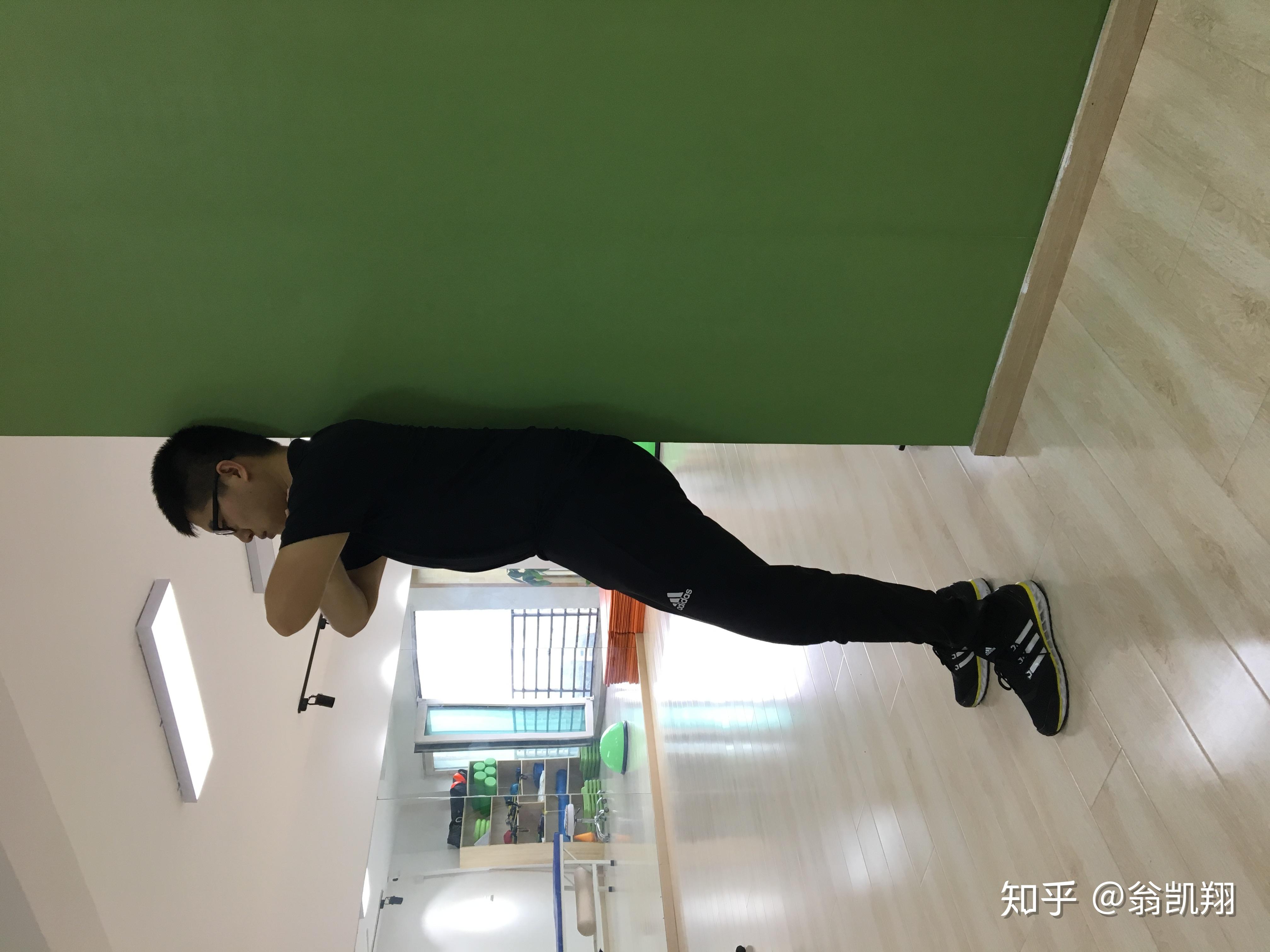 我有点弯腰驼背,这几天在练习贴墙站立,每次贴墙站几分钟后就腰疼.