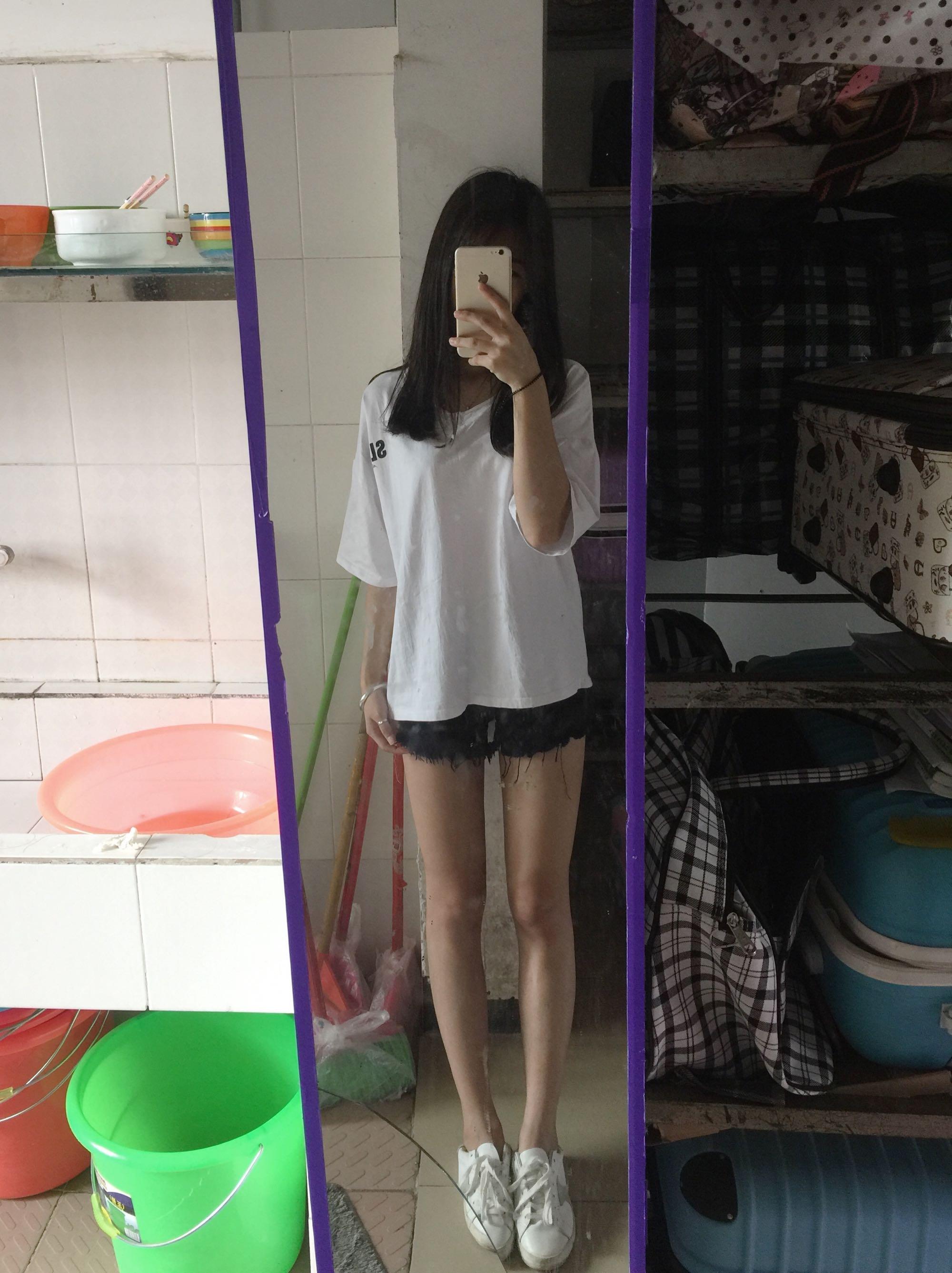 163,实际腿不是很长自我感觉比例还挺长的这样可能看起来不太长 下面