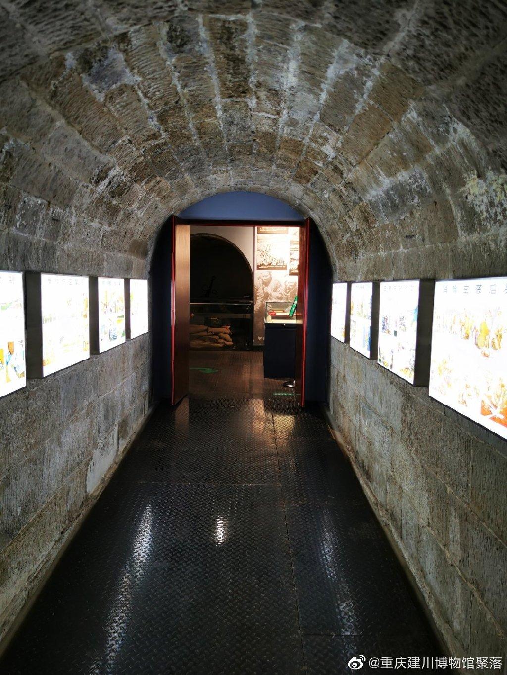 重庆防空洞的前世今生曾经为了救命如今成为加油站和火锅店