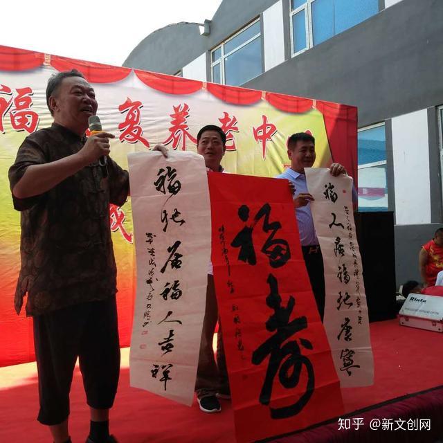 马国强与梁文修展示书法对联马国强,居之福总经理李富强(右一)与部分