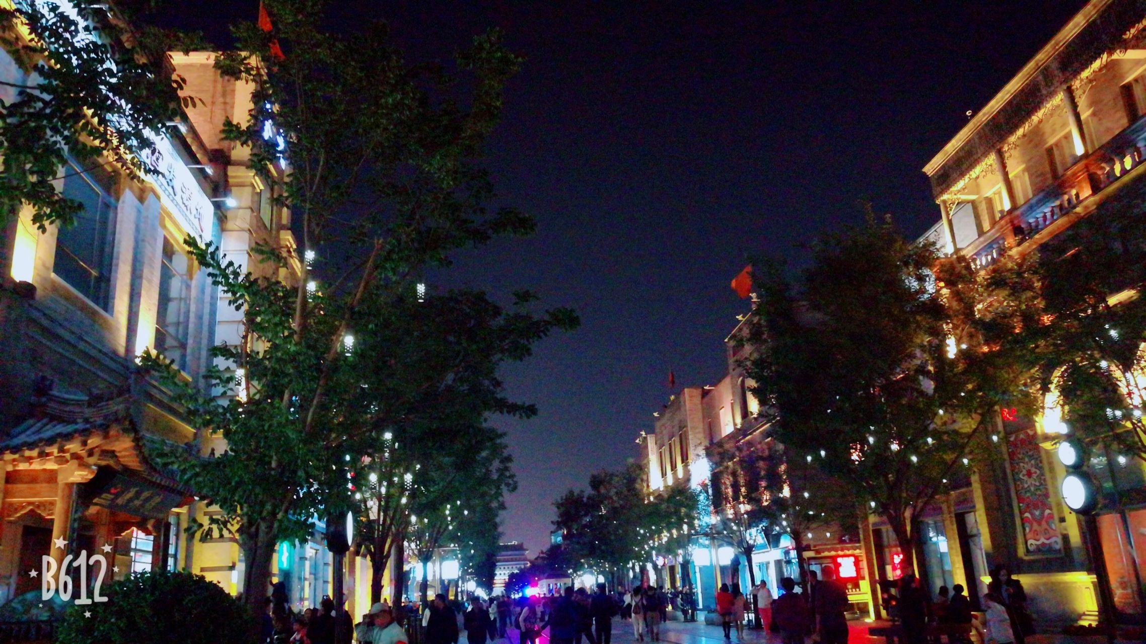 南锣鼓巷夜景图片