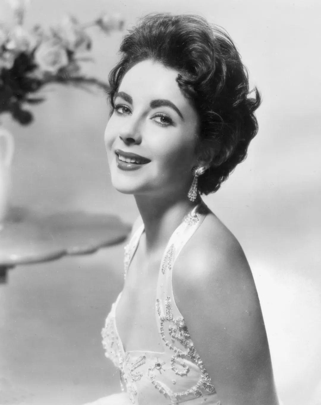 伊丽莎白·泰勒(elizabeth taylor)以童星身份出道,在上世纪五六十