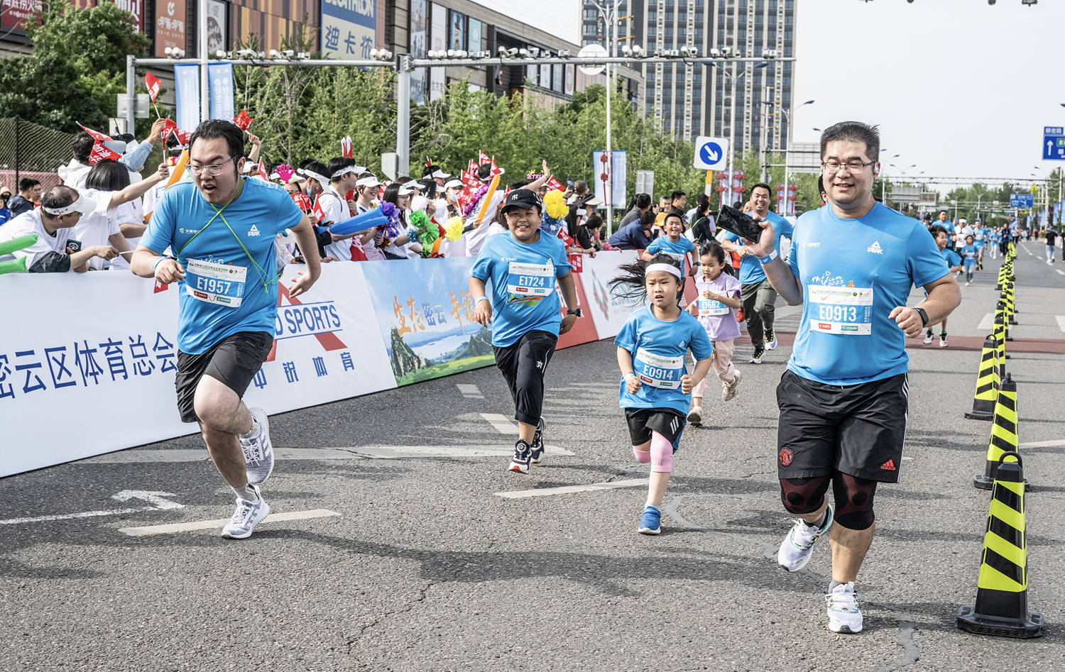 华夏银行2023密云生态马拉松鸣枪开赛全马男子女子分别打破赛会纪录