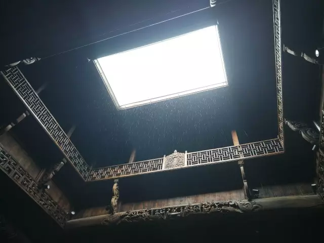 厚塘的谦和堂,也就是官宅大夫第,大夫第一般都内设天井,下有排水,中间