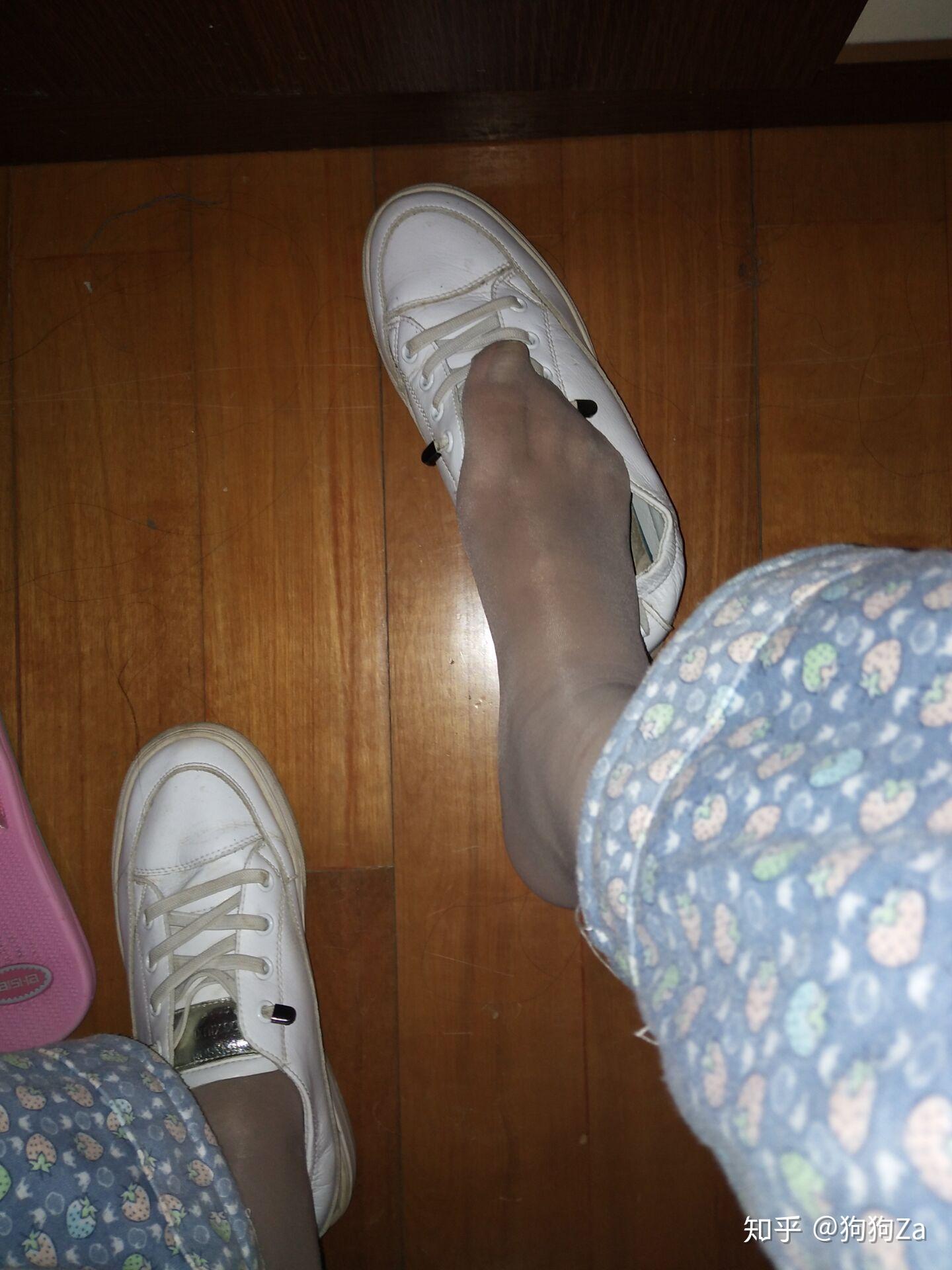 短肉丝袜 帆布鞋/板鞋本来是很土的打扮,为何我却从中看到了一丝清纯