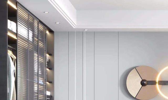 它是由两层双层的石膏板作为基础造型,然后在沿着四周做出的吊顶,看