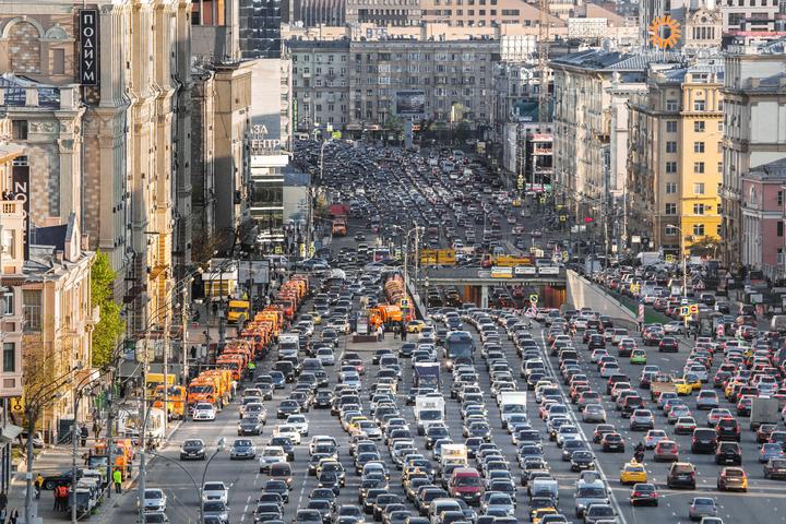 为什么中国的城市规划一直坚持「宽路疏网」的设计？