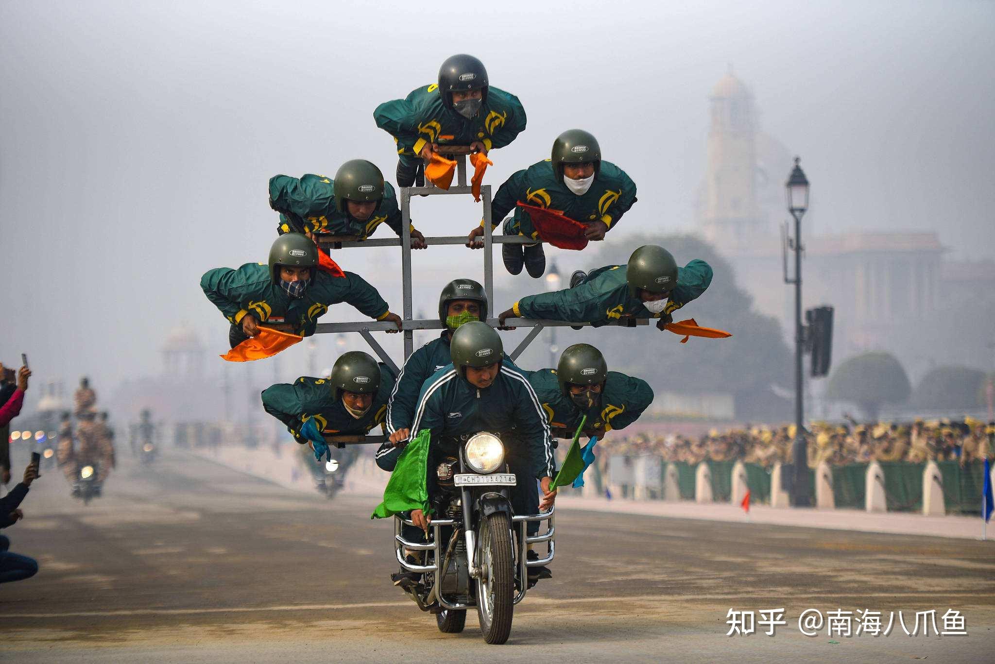 2022印度阅兵之摩托车表演动作完整版：一辆摩托车可以载多少人？印度让你开开眼！_哔哩哔哩_bilibili
