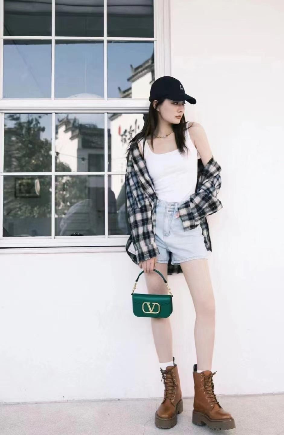 女星徐璐私服穿搭,格子衬衫配牛仔短裤,清爽时尚显气质