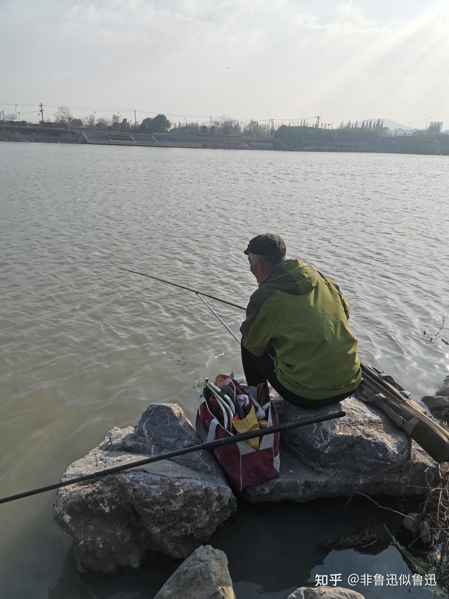 天冷冷的湖边垂钓的老翁