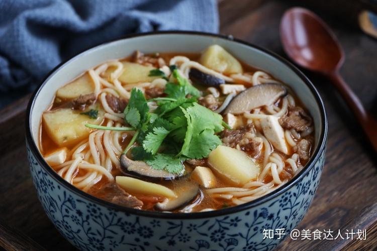 【老家羊肉汤面】制作配料:面条1把 西红柿1个 香菇3个 土豆1个 豆腐1