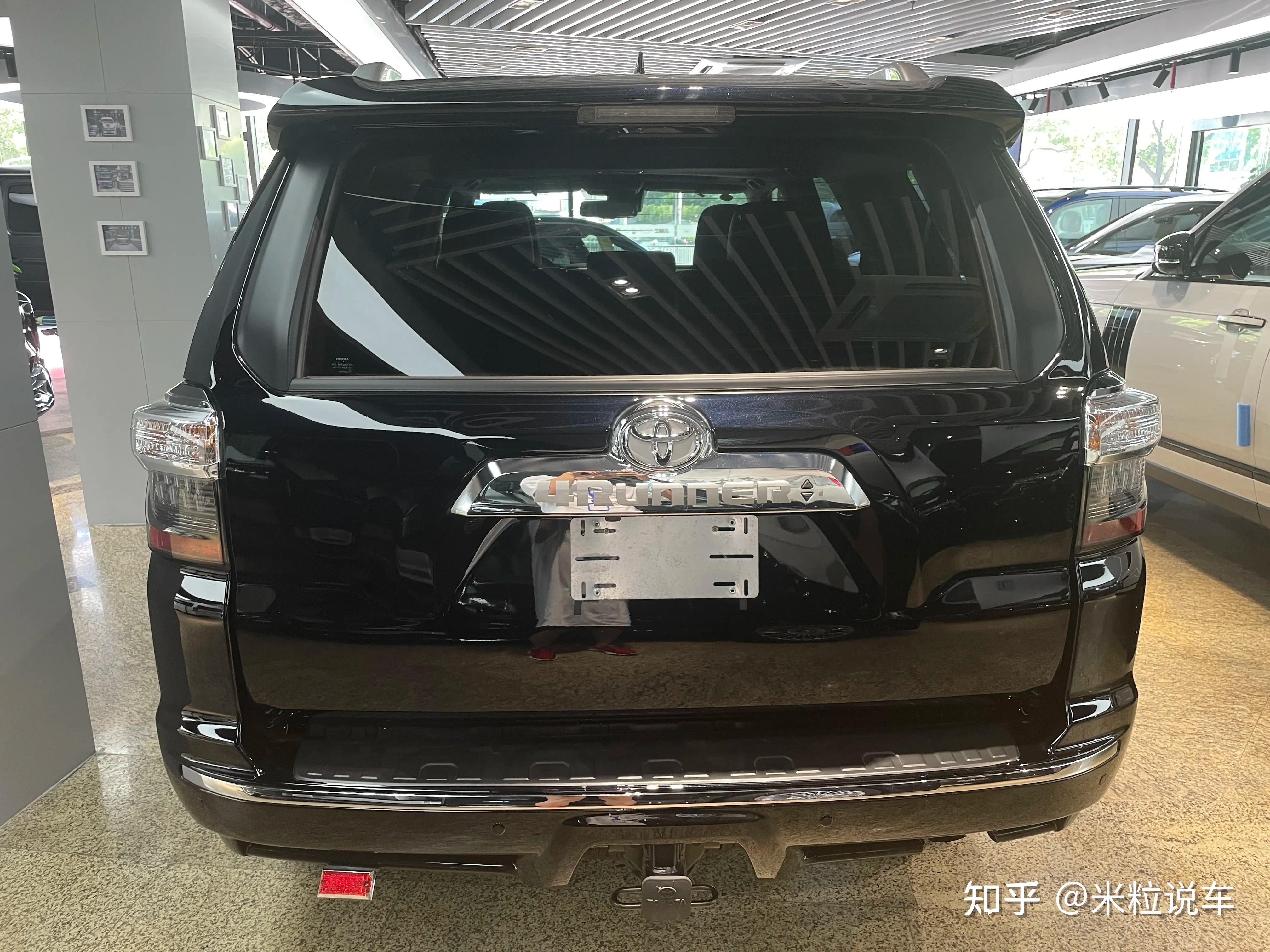 2022款丰田超霸的车尾造型相较于上一代车型变化不大,仅仅是在细节