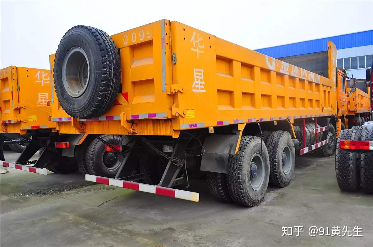 渣土自卸车尾门当车箱举升解除锁紧,车箱降低复位实现锁紧的原理是