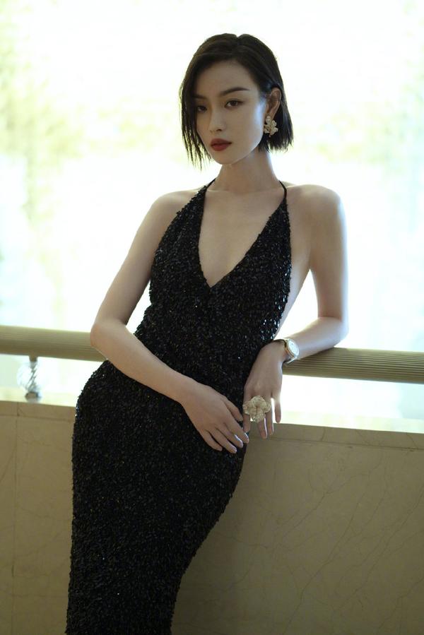 最后再来欣赏几张倪妮的美腿照吧.