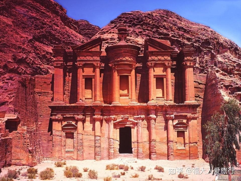 佩特拉古城是约旦南部沙漠中的一座神秘古城,也是约旦最负盛名的古迹