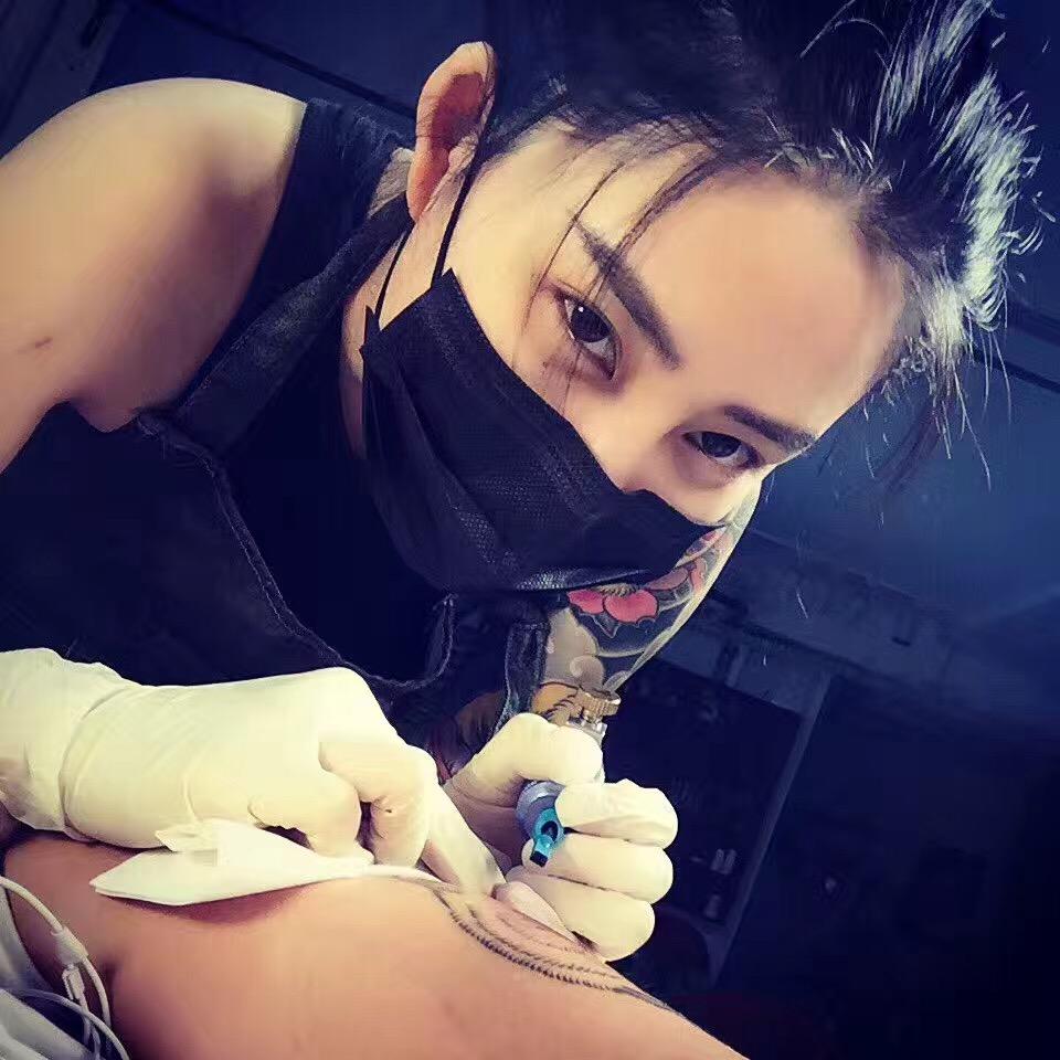 女生突然想要纹身纹了一只花臂是怎样的体验