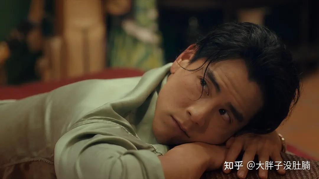 在《红玫瑰与白玫瑰》中,男主角振保搬进好友公寓,见到女主角娇蕊所