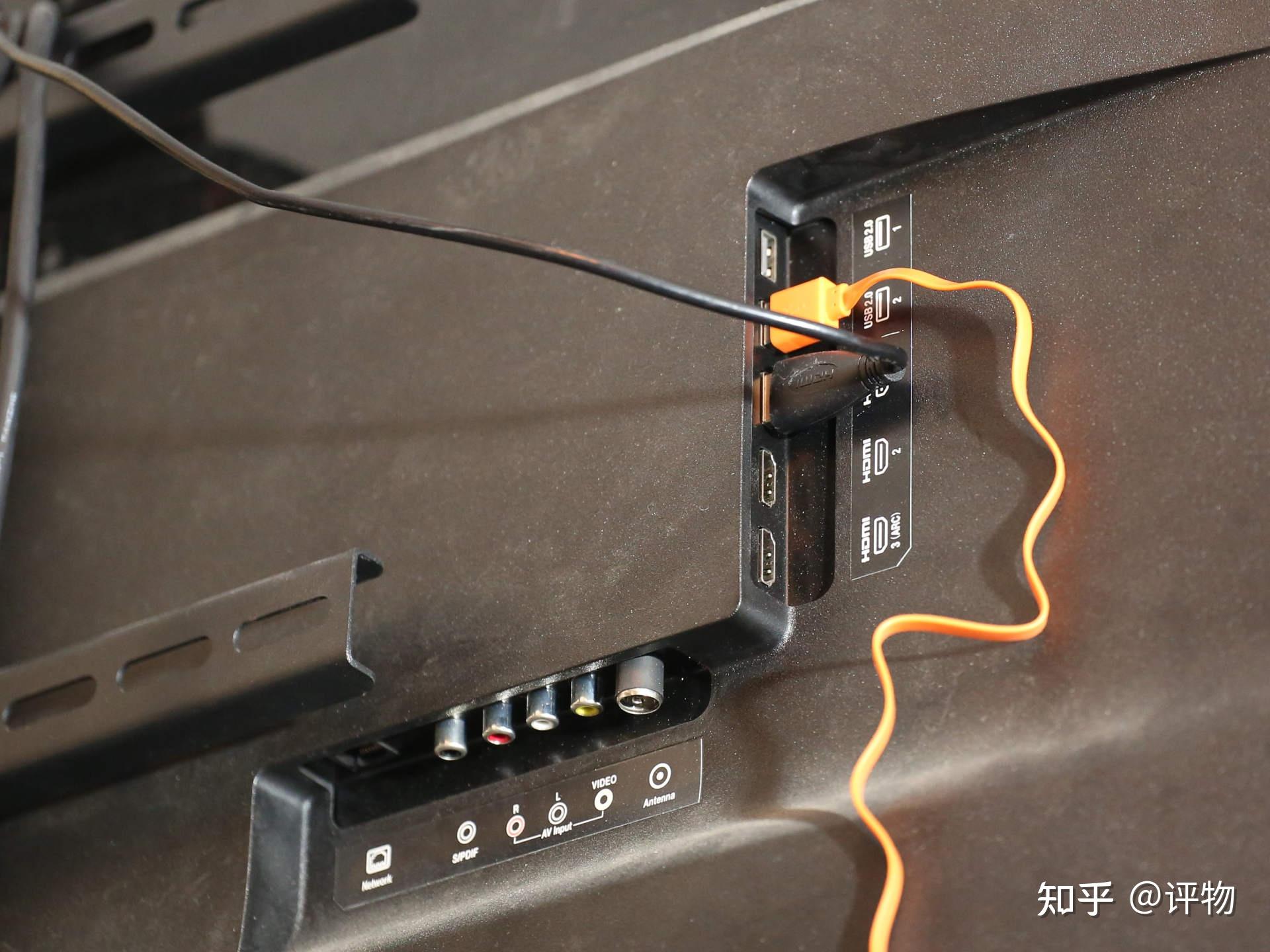 usb端口上,将麦克风开机即可,麦克风上的指示灯与接收器上的指示灯