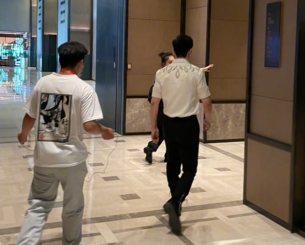黄晓明戴金丝框眼镜好养眼(黄晓明全身照暴露真实身高)插图(5)