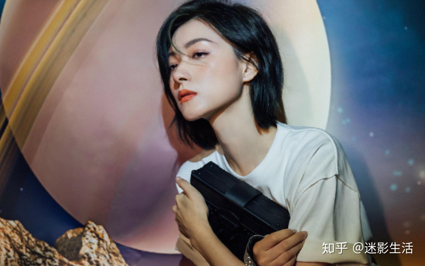 在社交平台上,万茜发布了练习室版的《gentlewoman》