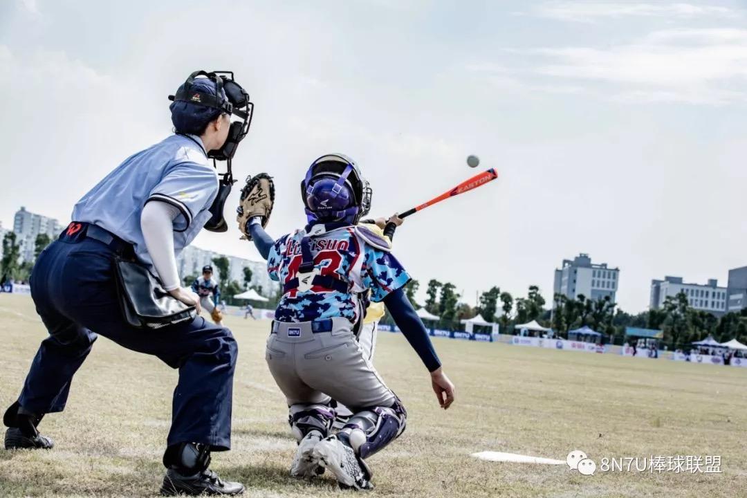 当棒球裁判直直的站在本垒板后方什么手势都不做... - 知乎