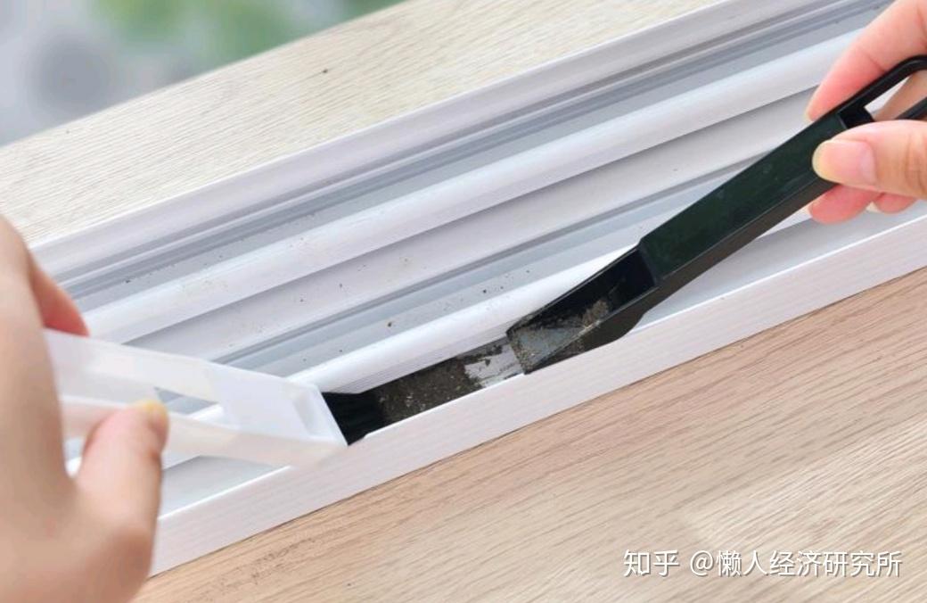 如何更容易清理窗户轨道槽缝隙槽