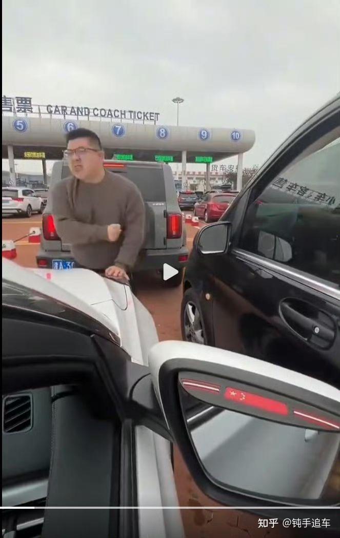 刚刚,"奔驰加塞砸车车主"被通报拘留10日