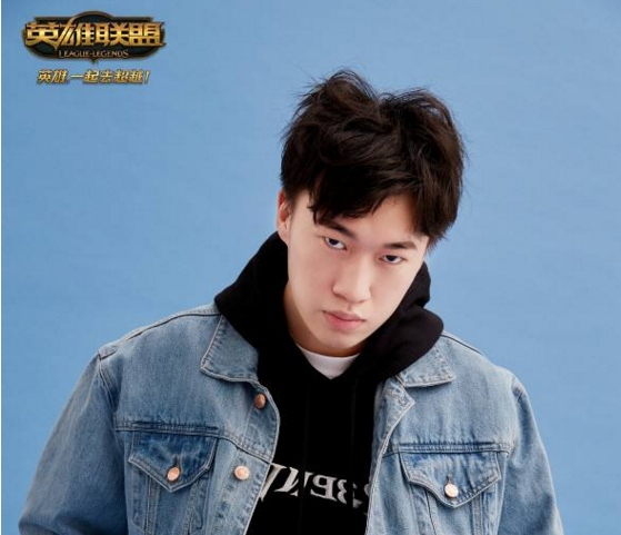 自从id变为"rng xiaohu"之后,李元浩身边,似乎总是有值得信赖的人