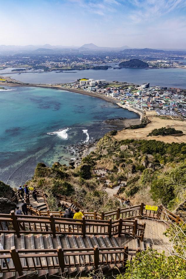 当地人将其称为耽罗岛,蜜月之岛,浪漫之岛,享有"东方夏威夷"之称.