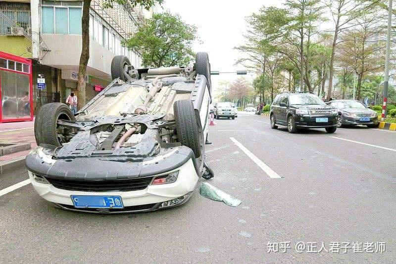 为什么阿杜要躲在车底? - 知乎