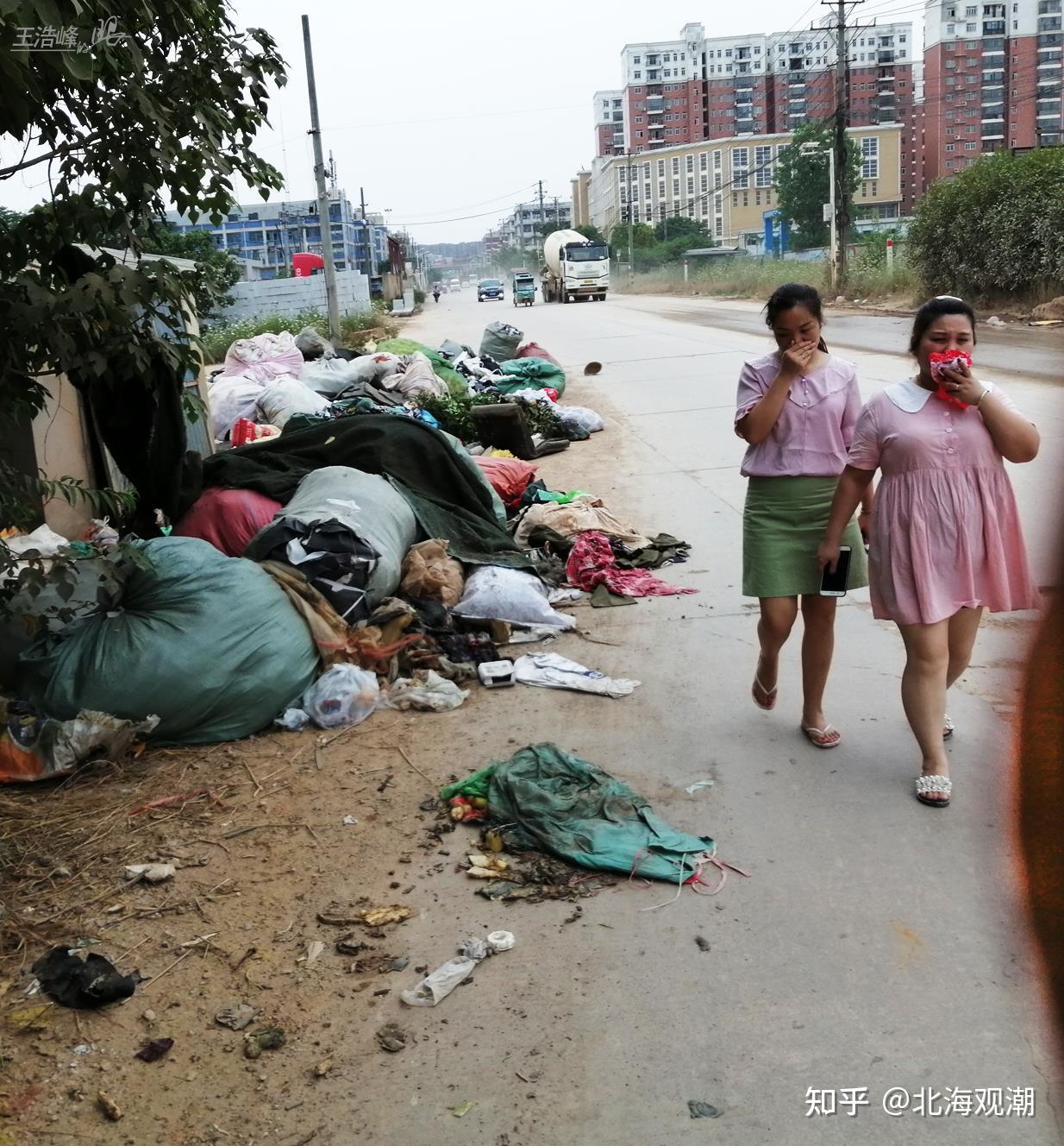 正是武汉创建卫生城市的关键时期,怎么如此严重的脏乱差问题无人管?