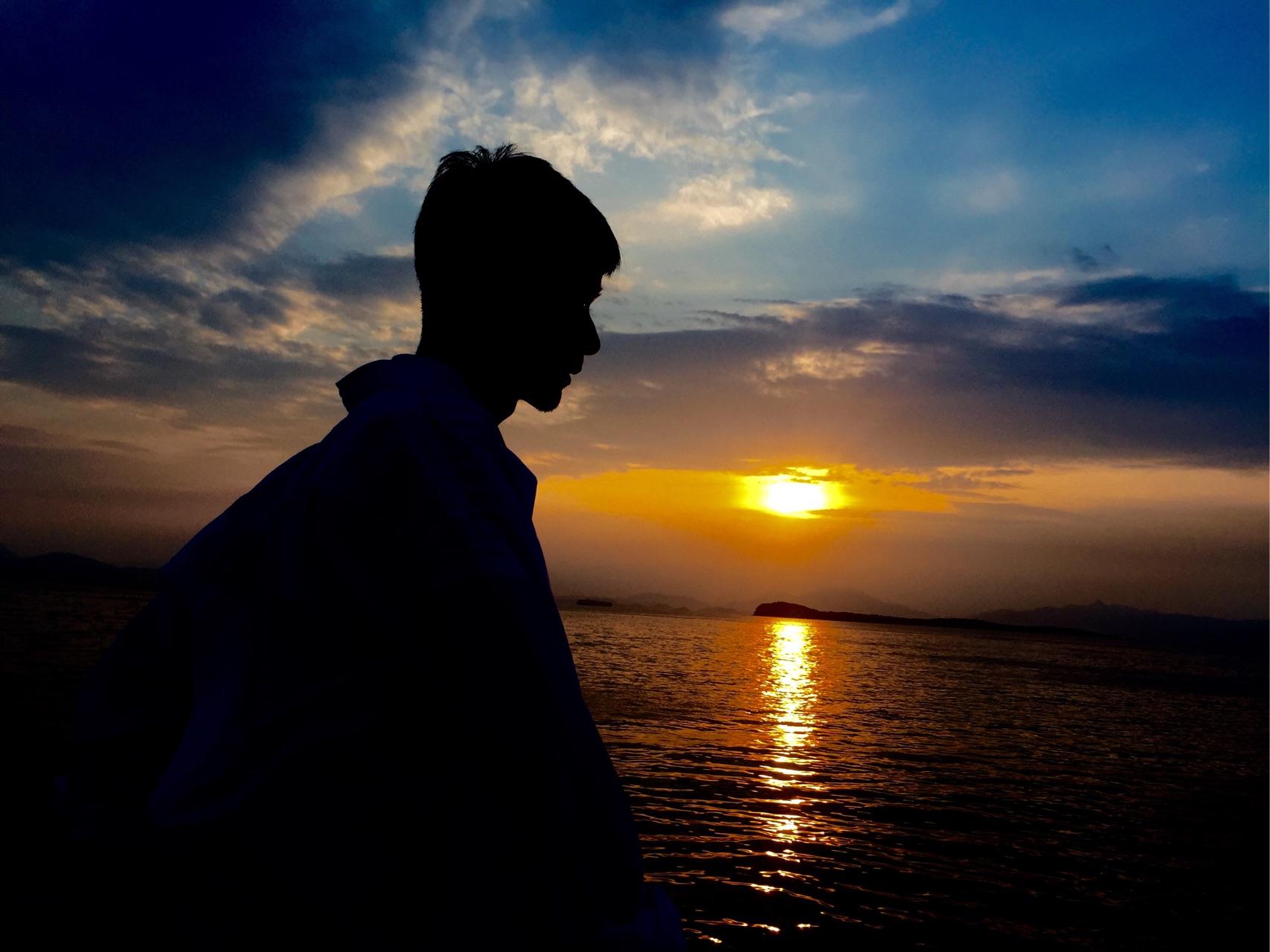 你有哪些背影杀或者侧脸杀的照片? - 知乎