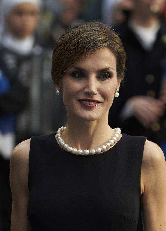 王室贵族都爱的珍珠耳钉让你好看一整个冬天