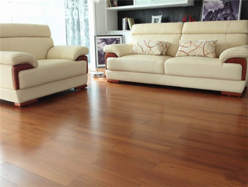 芒果骆驼品牌联手孩子空间品牌共同打造柚木地板价格怎么挑选柚木地板