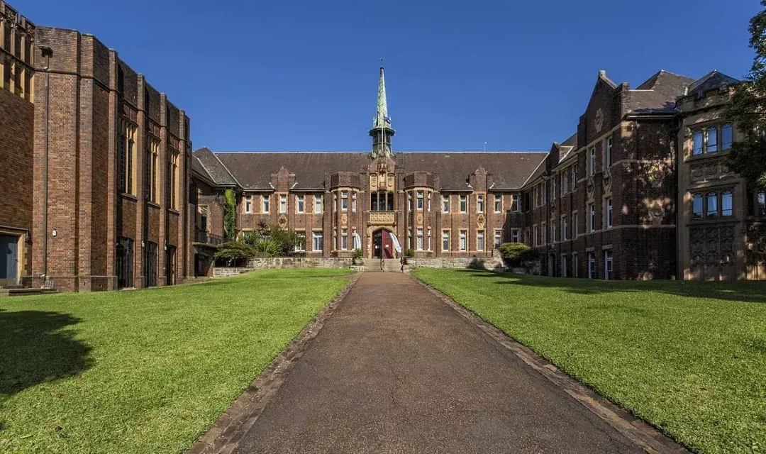 成立于1875年,地处马萨诸塞州波士顿城西的小镇威尔斯利,它是著名的"