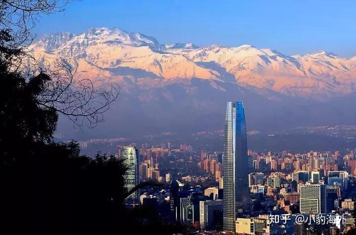 首都公园圣母山圣地亚哥是智利多的首都,常年积雪的安第斯山像一顶