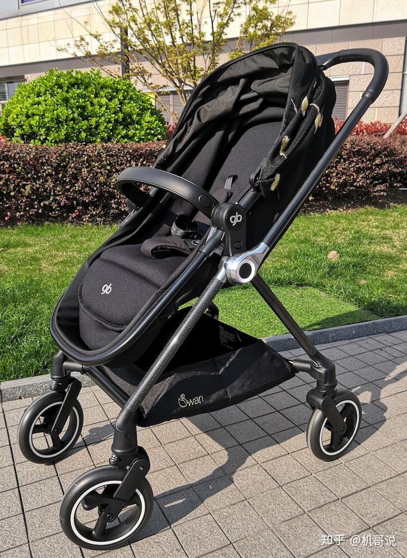 金羽毕竟是大型高景观婴儿车,所以整体感觉上相比飞羽会更大气一些.
