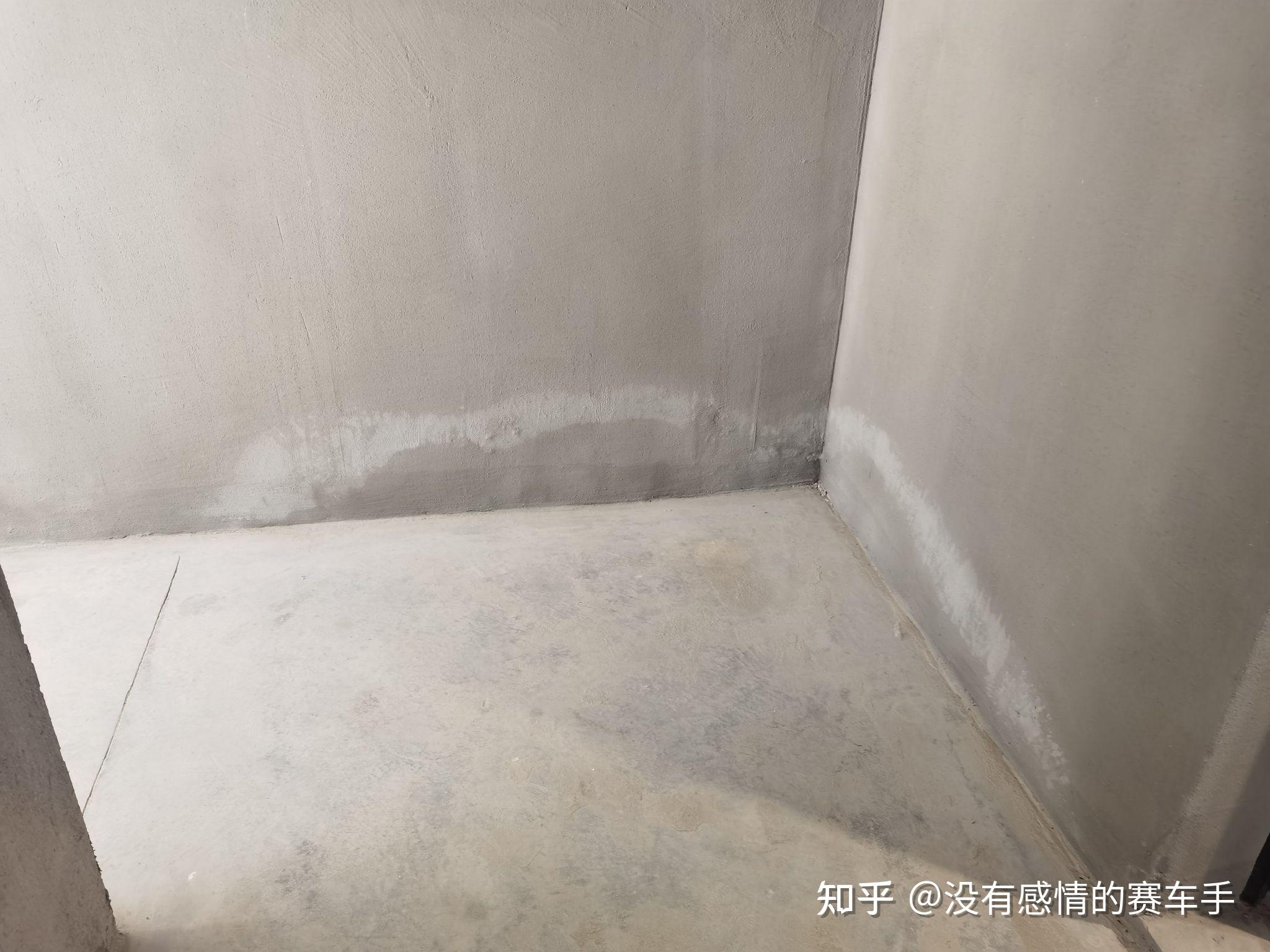 新买的毛坯房整屋地面一圈大面积泛白是渗水吗
