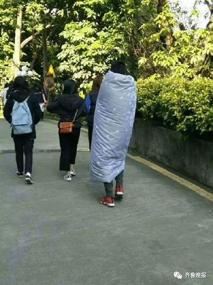 南方人的冬天,有一种寒冷叫"裹被子前行"!他做了我们每个人想做的事