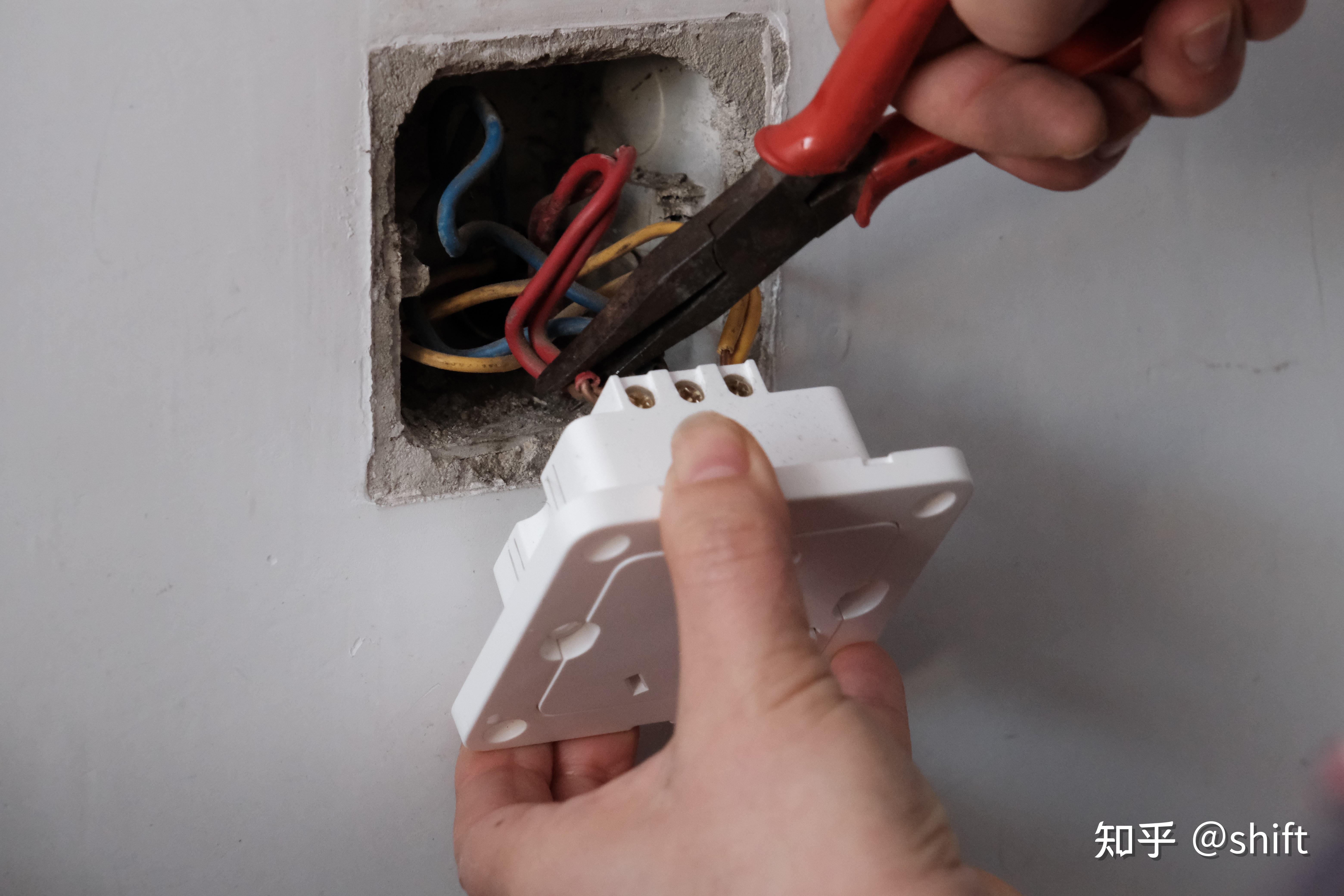 接下来就是安装墙壁插座,安装的过程和普通插座是一样的,按照传统插座