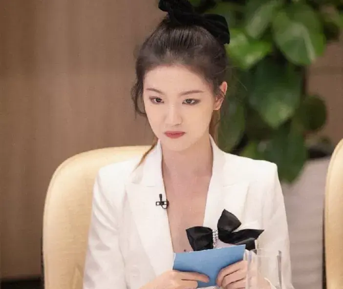 22岁的董明珠女助理孟羽童,颜值和实力如开挂一般,顷