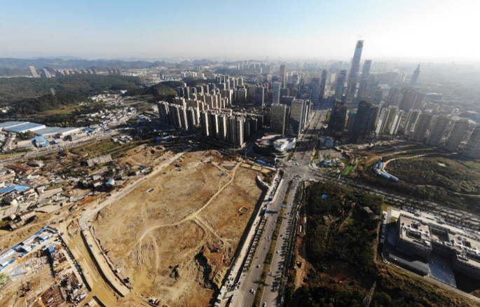 貴陽恒大足球場位於貴陽市白雲區,屬城市核心區域,東至貴遵路,南至