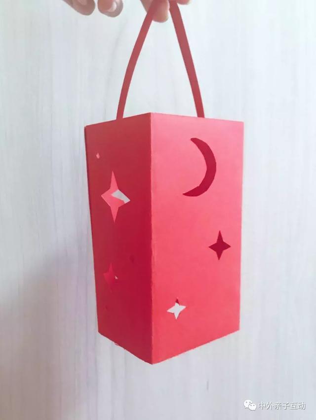 剪出一长条,贴进灯笼内侧美工刀刻出,并在边边粘上双面胶形成一个长方