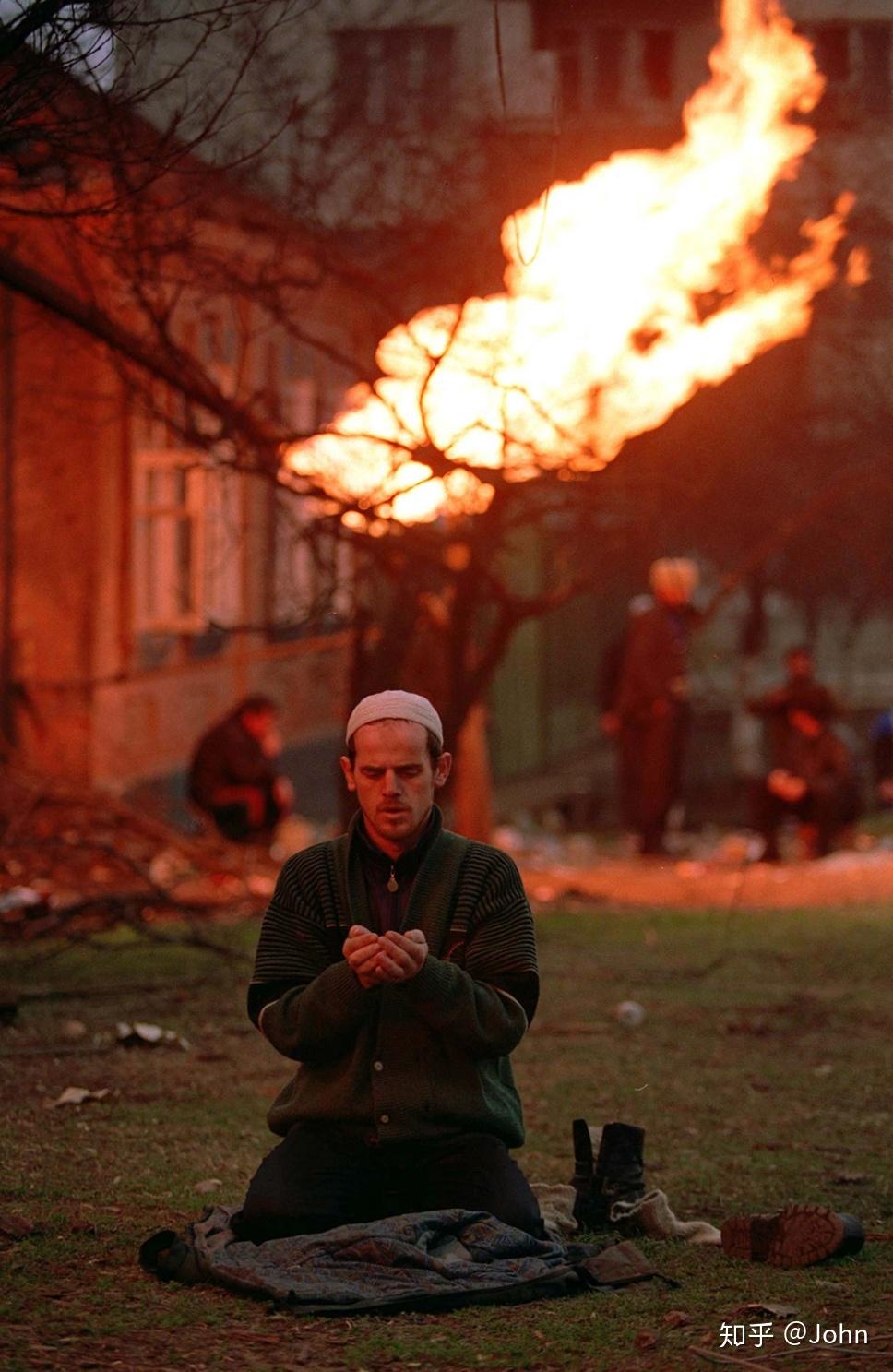 在1995年的格罗兹尼战役期间,一个车臣人在祈祷(由米哈伊尔·埃斯塔菲