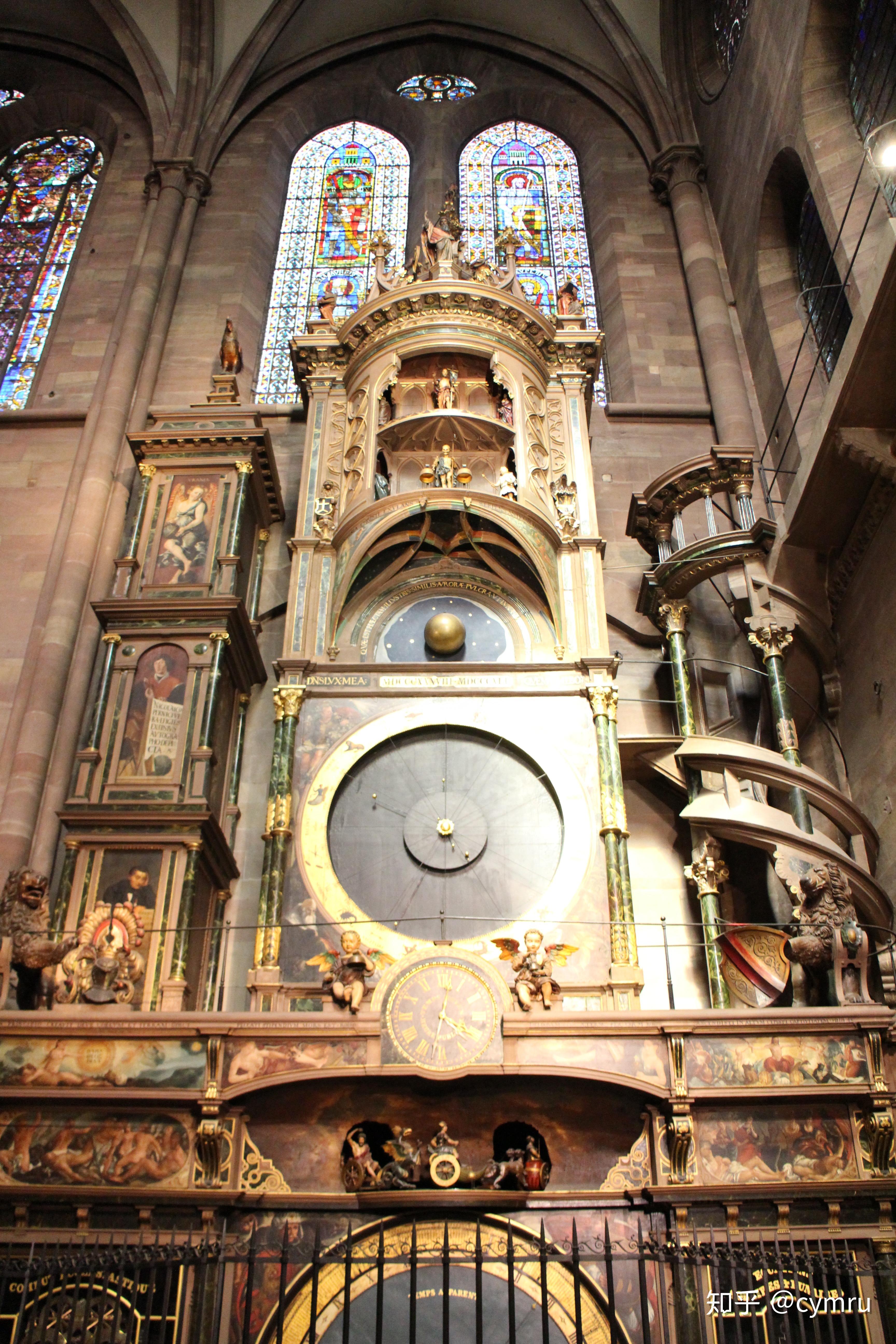 大教堂的内部是典型的哥特式结构,其中最著名的部分是其的天文钟.
