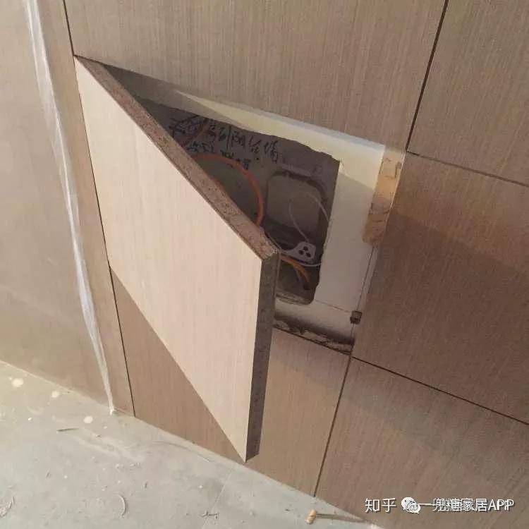 设计师提出①用木饰墙板铺贴墙面,做出了接近隐形门的造型.