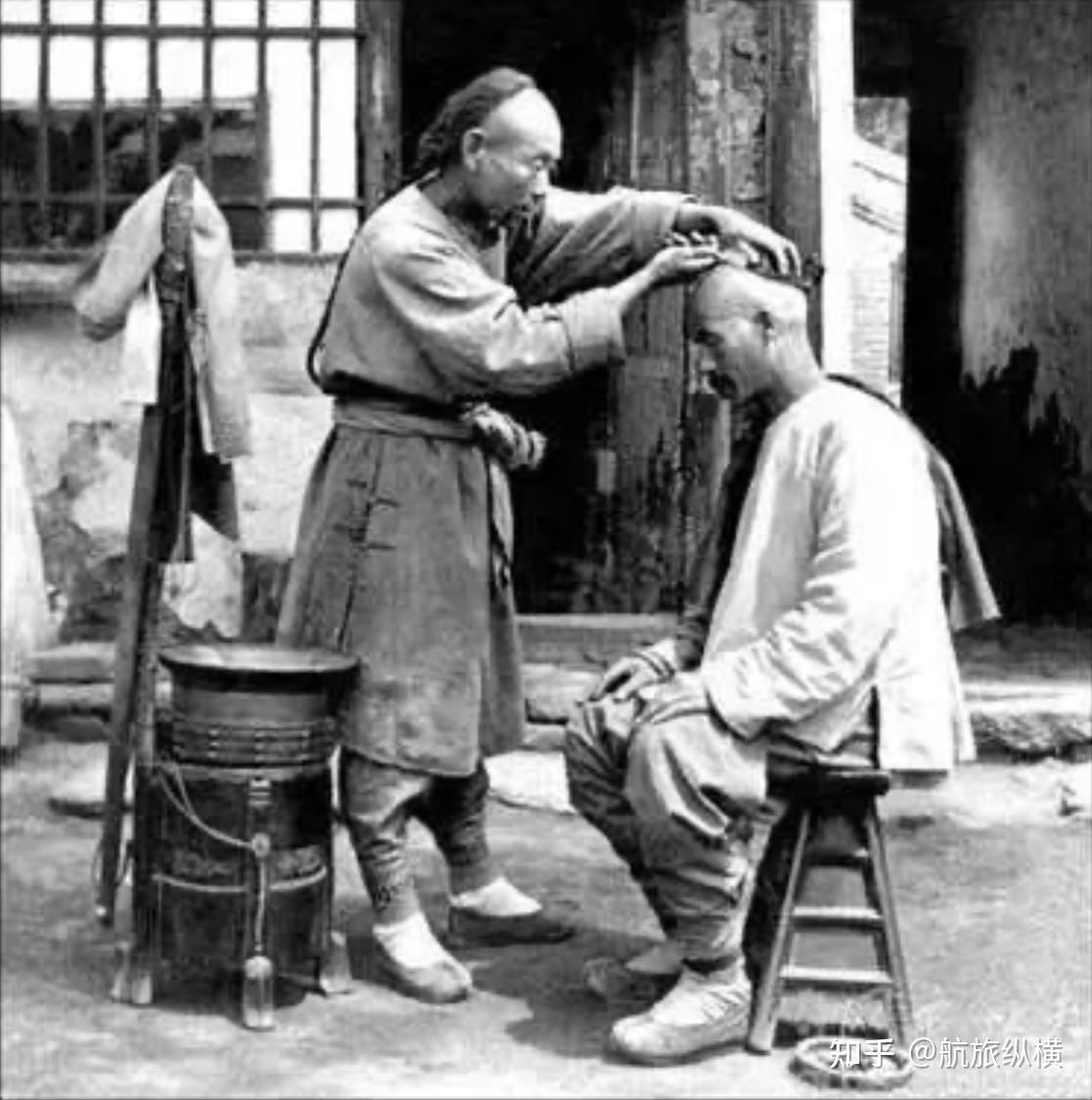 虽然满清剃发易服政策受到大批抵抗,但迫于统治者的压力,大部分汉族人