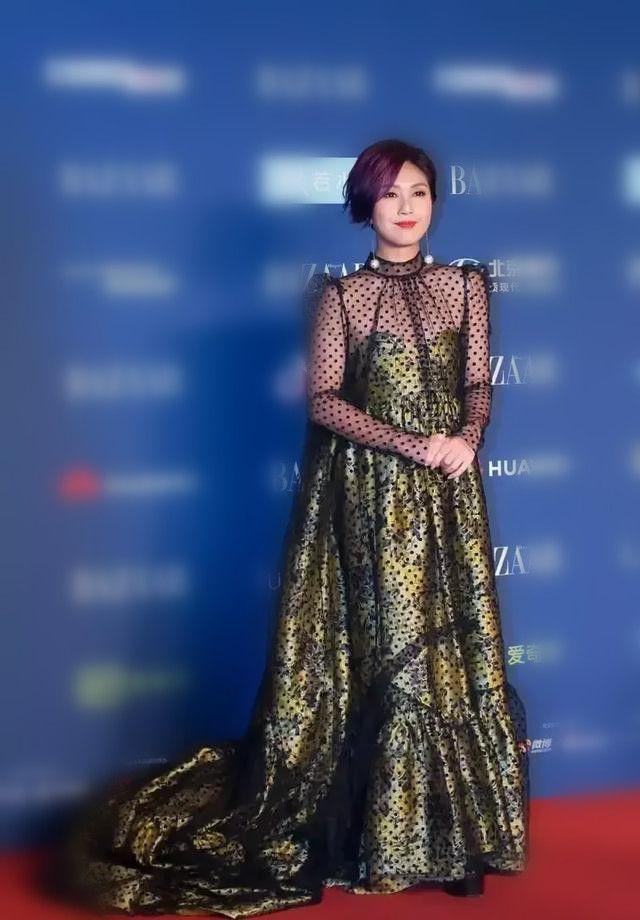 杨千嬅造型大变样蕾丝波点秀细肩一边倒发型太美了